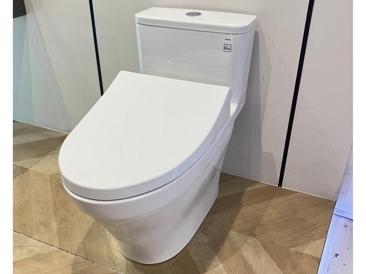 Kích thước tiêu chuẩn giúp lắp đặt bồn cầu TOTO MS857DE4 thuận tiện.