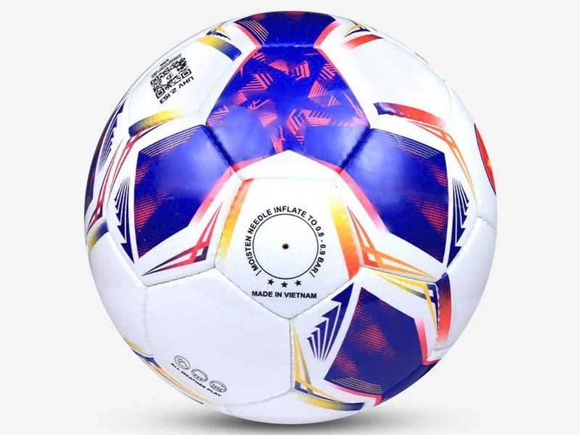 Bóng size 5 với chu vi 68-70 cm phù hợp tập luyện và thi đấu phong trào.