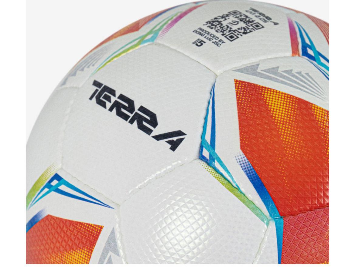 Bề mặt da PU và chi tiết hoàn thiện của bóng đá FIFA Quality UVI 2.05 Terra.