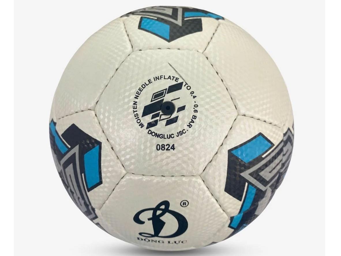 Size 4 futsal nhỏ gọn hơn bóng sân cỏ size 5, dễ kiểm soát trong sân hẹp.
