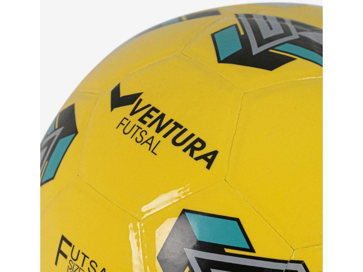 Cận cảnh bề mặt PVC giả da và đường ghép của bóng futsal Ventura.