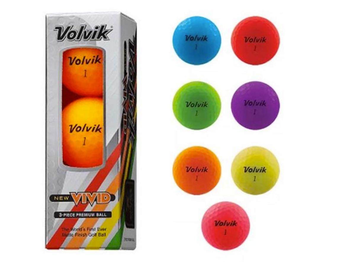 Bóng golf Volvik New Vivid (12 quả) với màu sắc nổi bật và matte finish dễ nhận diện trên sân.