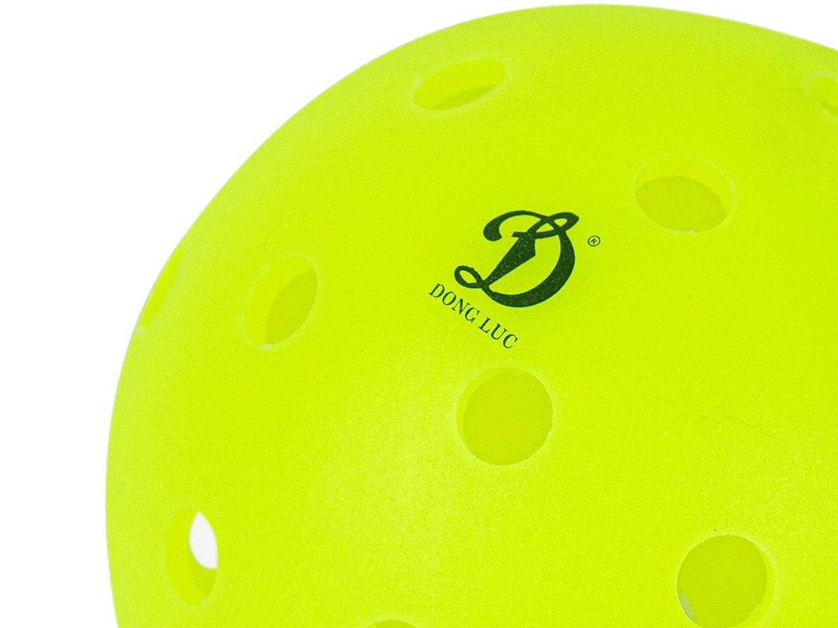 Thiết kế 40 lỗ giúp bóng thi đấu Pickleball Động Lực D25 bay ổn định hơn
