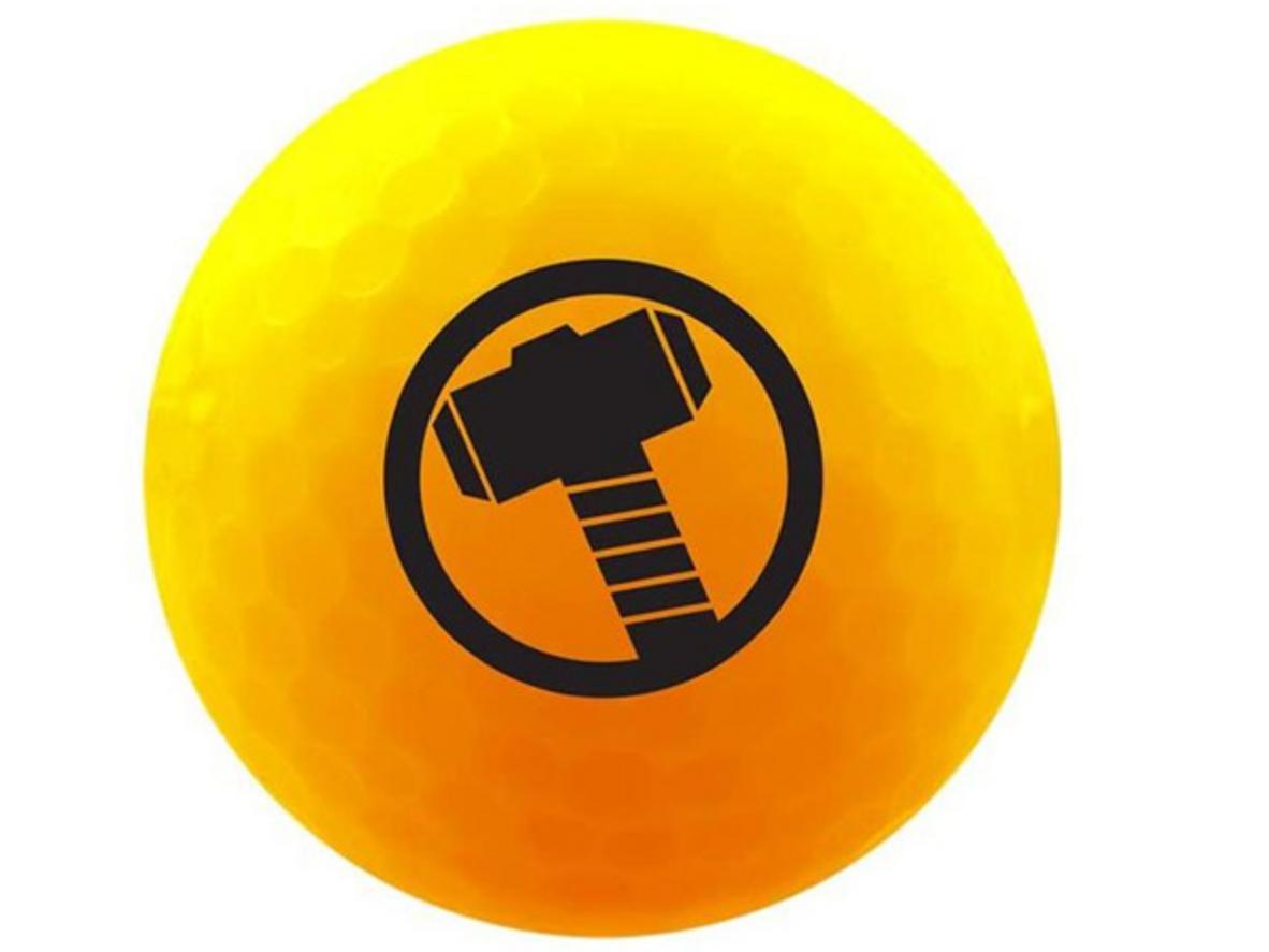 Cận cảnh bóng golf Volvik Marvel Thor Pack với bề mặt matte-finish giúp giảm lóa và dễ theo dõi.
