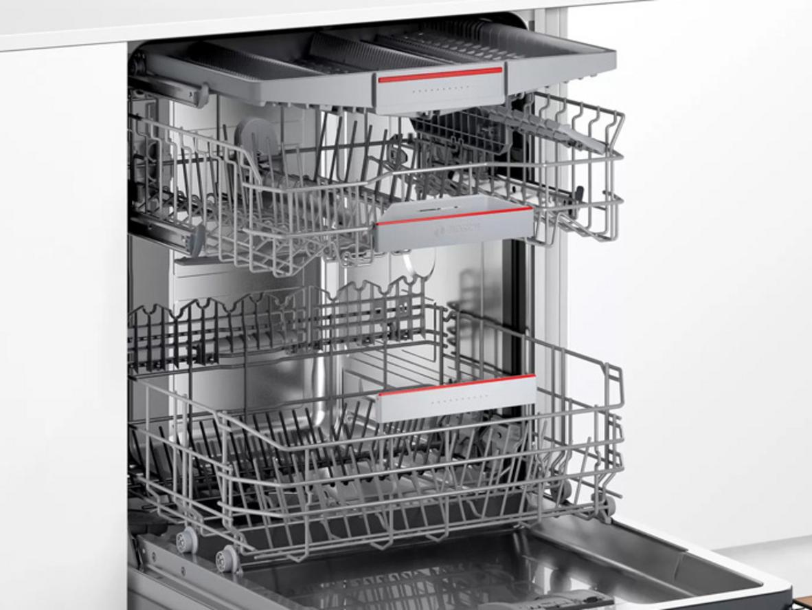 Bosch SMI4ECS14E Serie 4 nổi bật với thiết kế bán âm, 13 bộ và sấy khô tiện lợi.