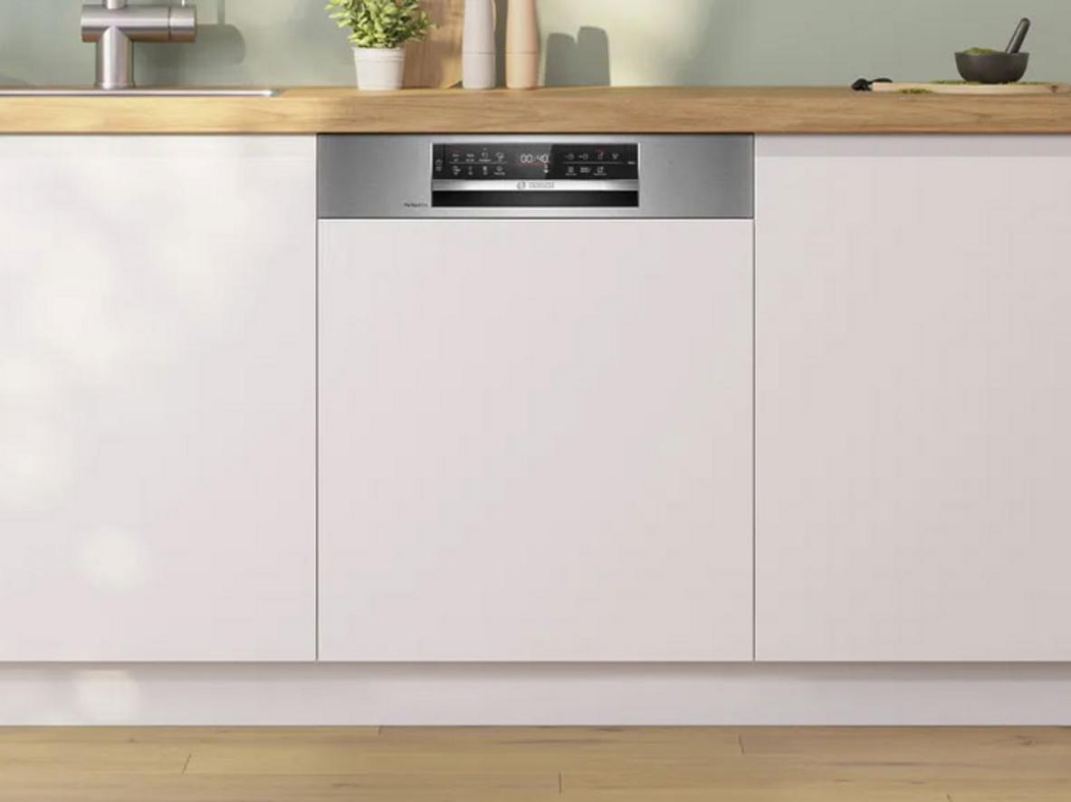 Thiết kế bán âm giúp Bosch SMI6YAS04E hòa vào mặt tủ bếp rất gọn.
