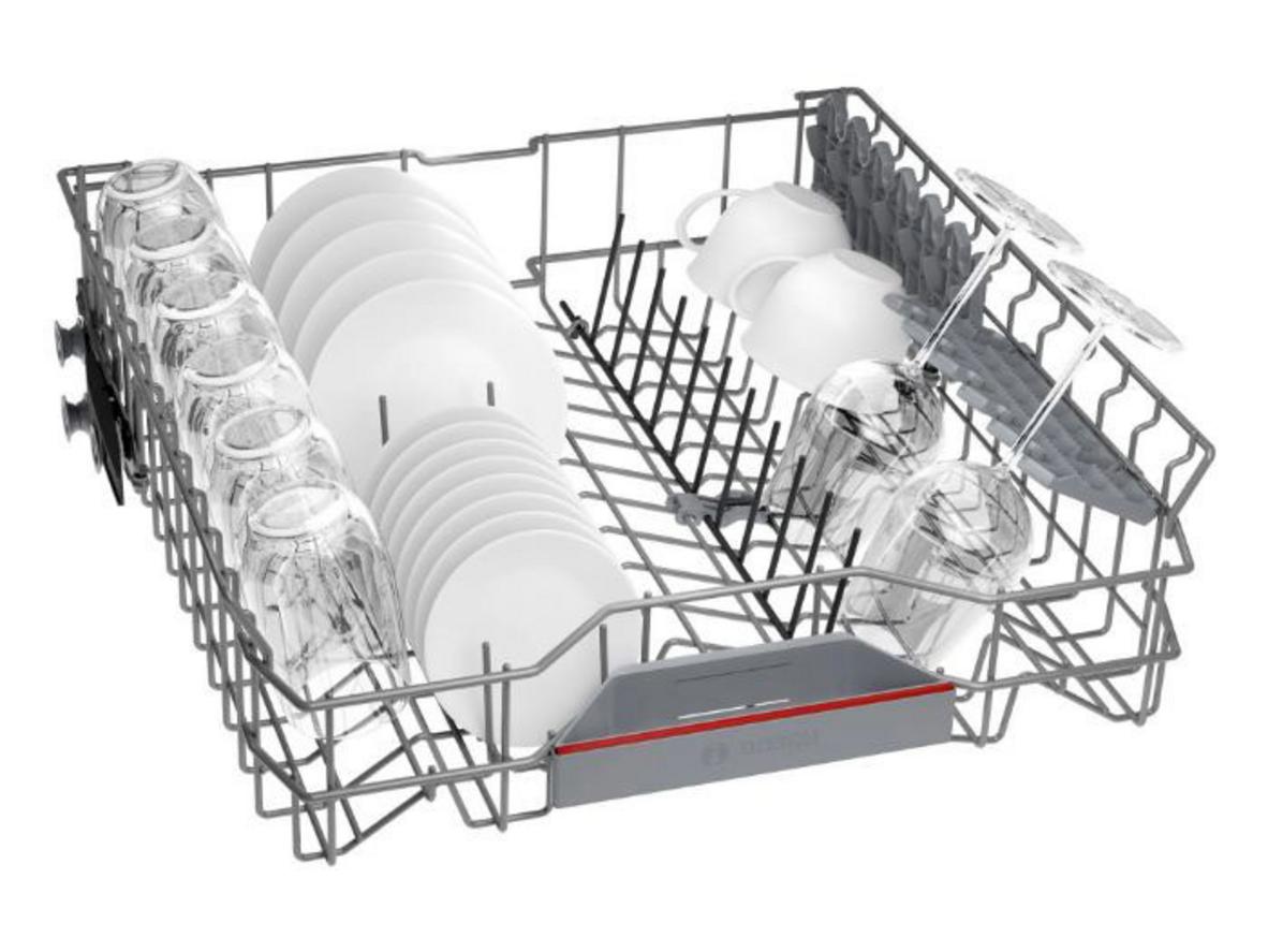 Thiết kế bán âm và dung tích 14 bộ giúp Bosch SMI8YCS03E phù hợp bếp hiện đại.
