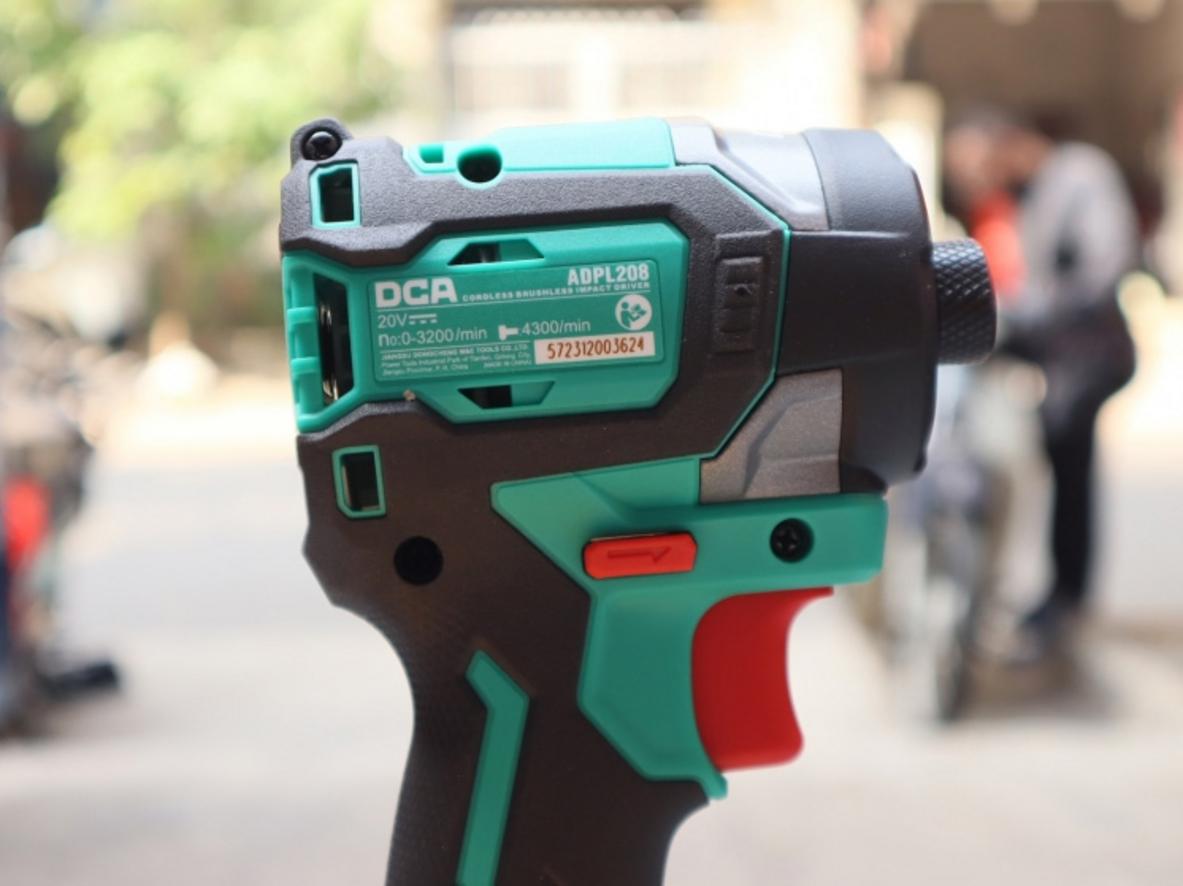 Brushless và 208 N·m giúp DCA ADPL208 siết khỏe, bền bỉ hơn khi làm việc liên tục.