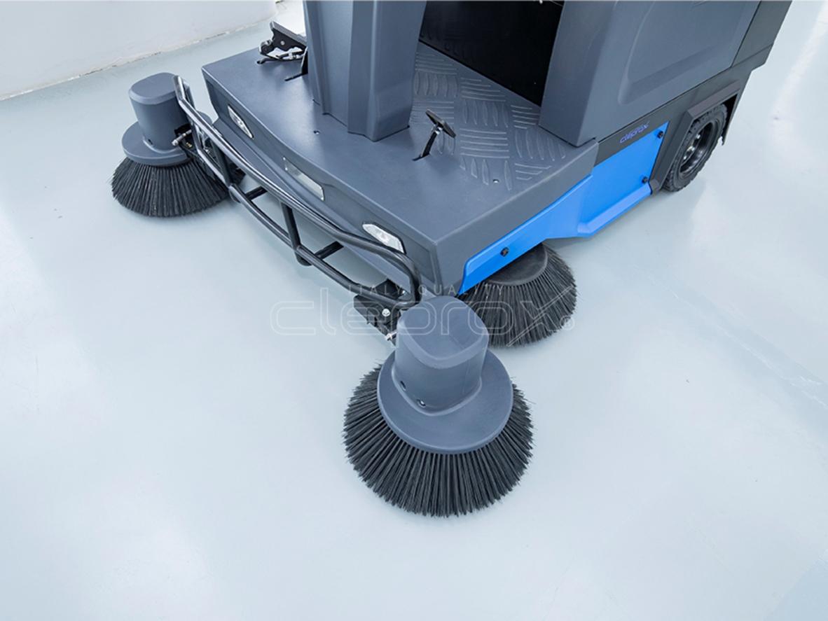 Chổi quét 2.000mm giúp CleproX SX-200 phủ diện tích lớn nhanh hơn.
