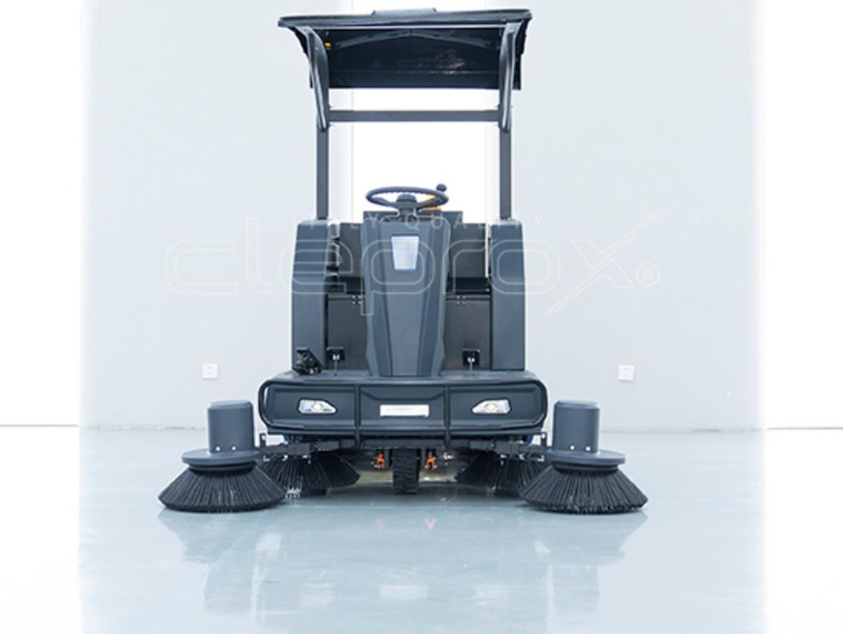Chổi quét 2.000mm giúp CleproX SX-200 phủ diện tích lớn nhanh hơn.