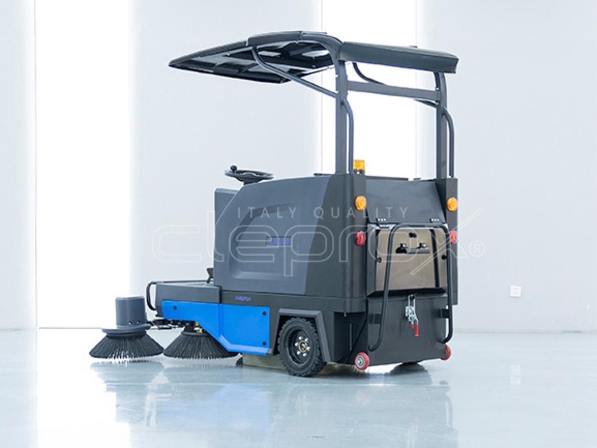 Vận hành CleproX SX-200 với chổi quét 2.000mm và thùng chứa 180 lít.