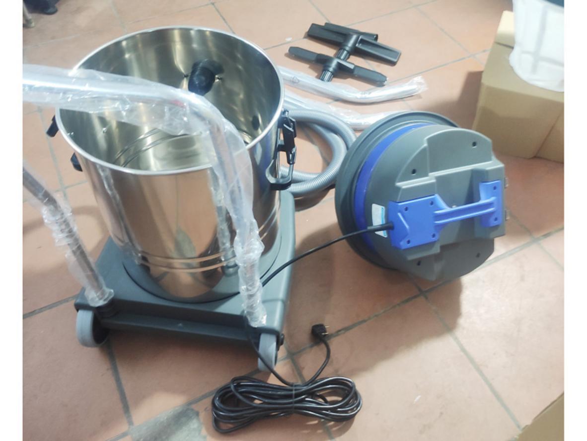 CleproX X-2/75 hút được bụi khô và nước tràn trong môi trường công nghiệp.