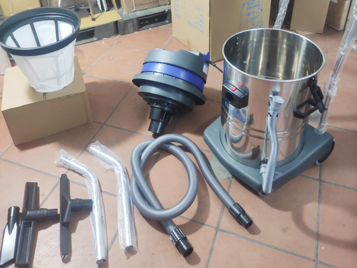 Thùng chứa 70L giúp máy làm việc lâu hơn, ít phải đổ bụi.