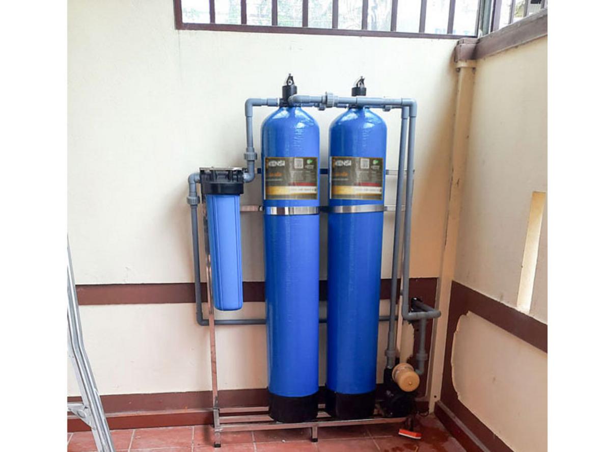 2 cột lọc composite bền nhẹ, phù hợp hệ lọc nước đầu nguồn gia đình.