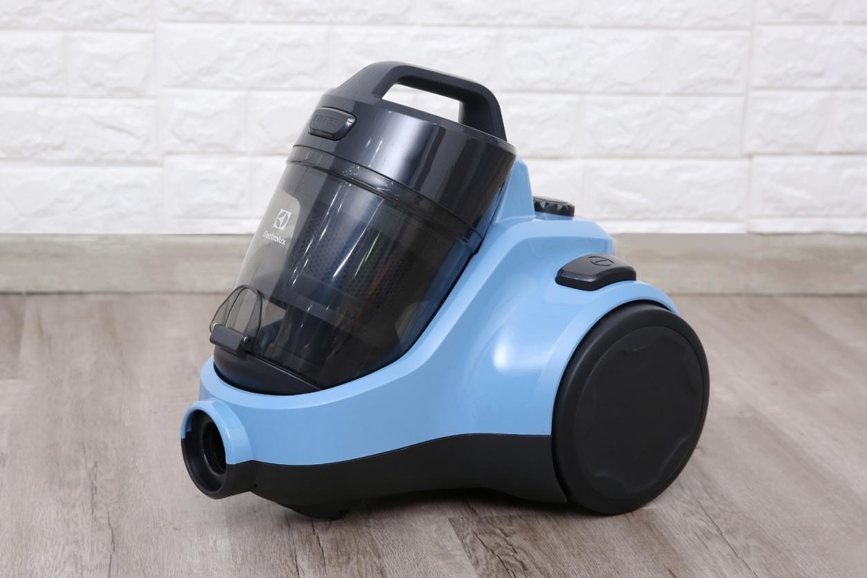Công suất 1800W kết hợp Cyclonic giúp lực hút ổn định hơn khi dùng hằng ngày.