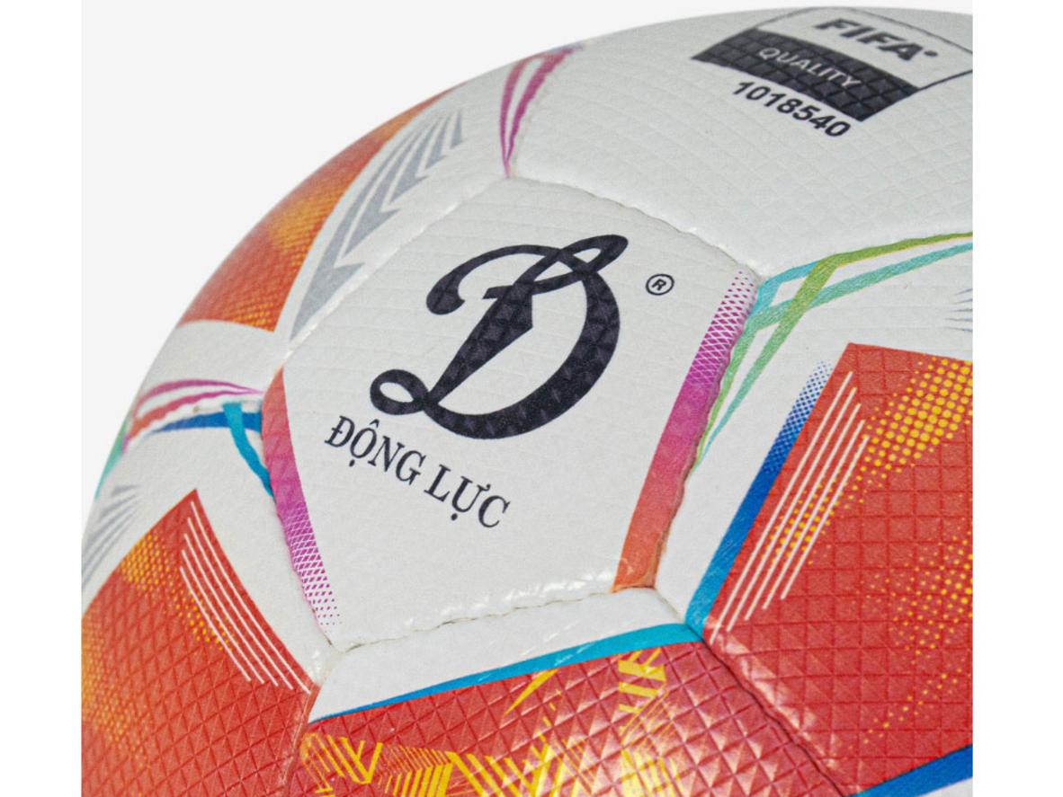 Bề mặt da PU bền bỉ của Bóng đá FIFA Quality UVI 2.05 Terra.