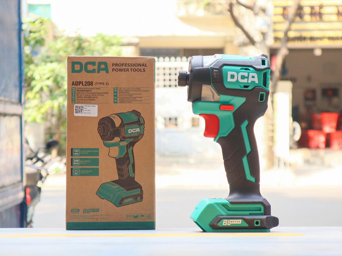 DCA ADPL208 cho cảm giác gọn tay, sáng khu vực làm việc và kiểm soát lực siết tốt.