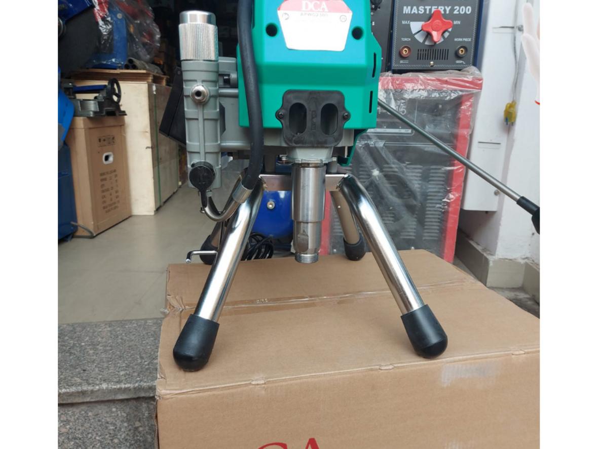 Công suất 1300W và áp suất 220 bar giúp DCA APWG2300 phun mạnh, đều, nhanh.