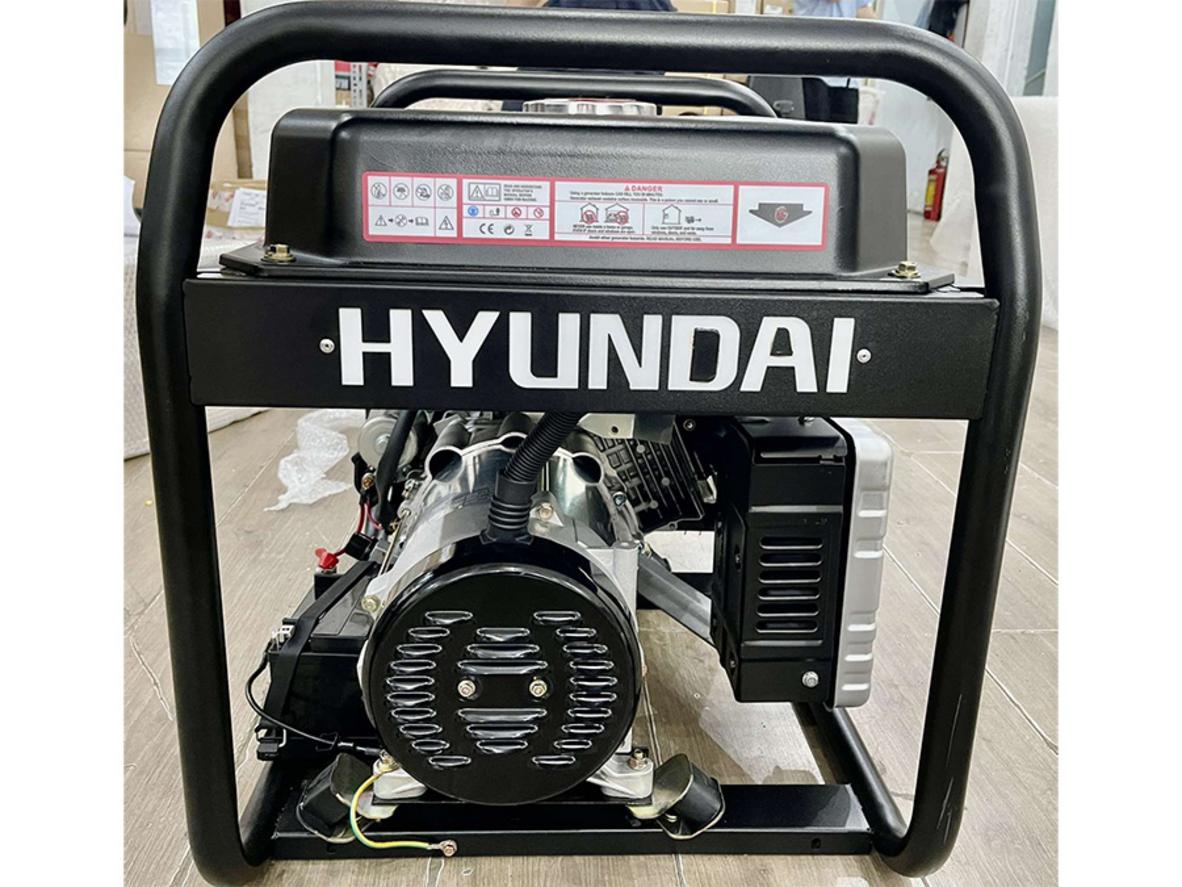 Đề nổ điện và ATS giúp Hyundai HY10500LE vận hành thuận tiện hơn khi mất điện.