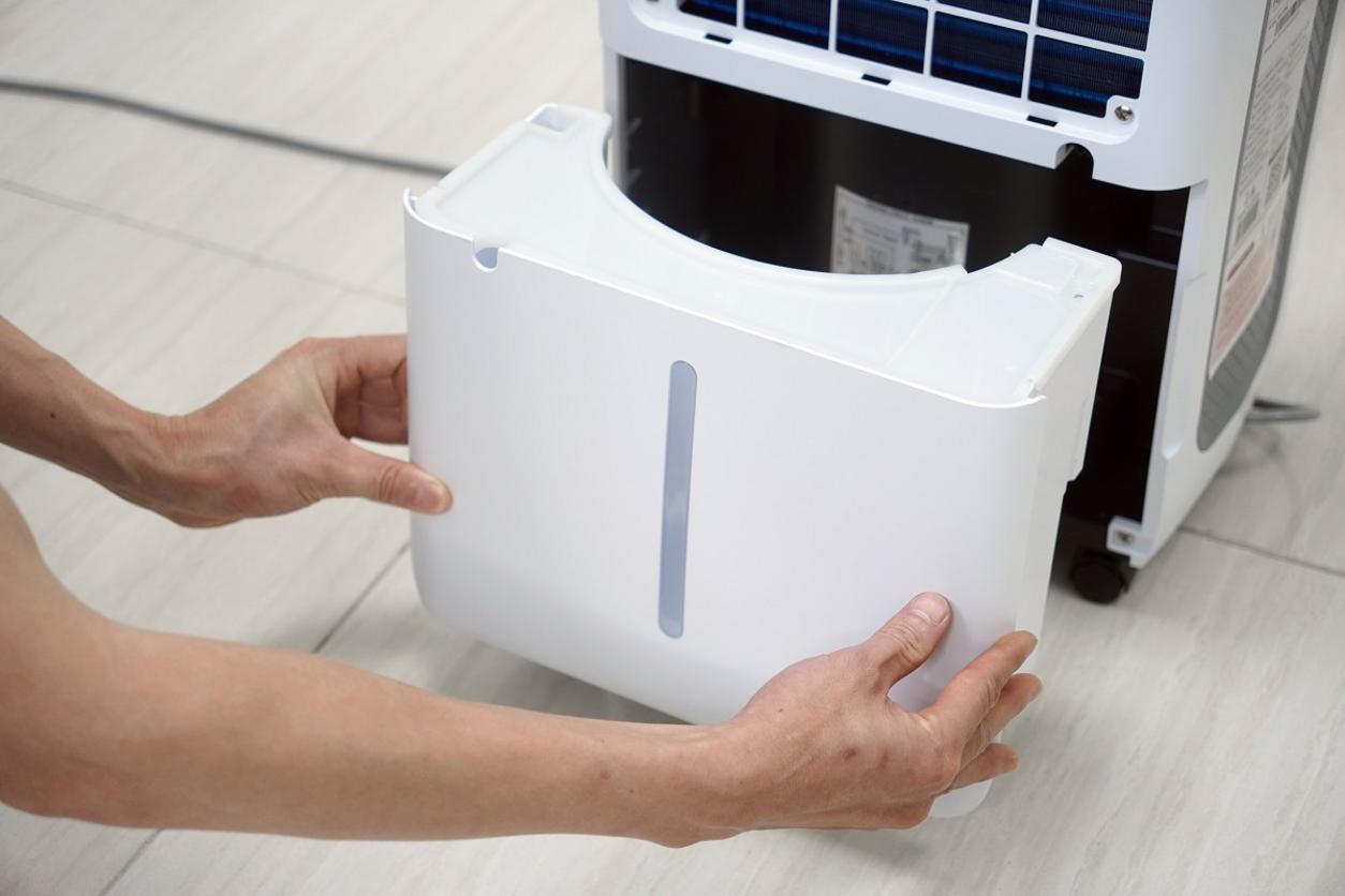Điều khiển cảm ứng và Wi‑Fi/Tuya giúp DH18W dễ dùng, tiện theo dõi từ xa.