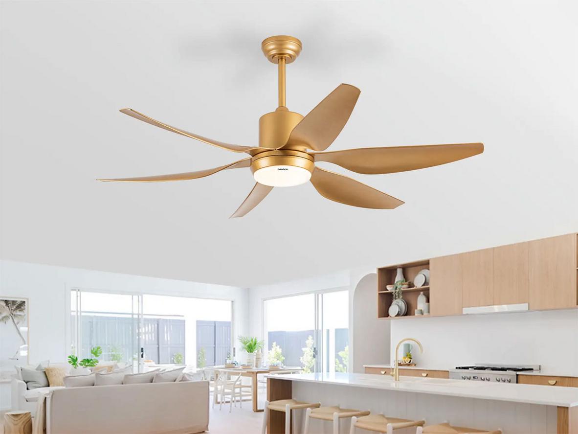 Động cơ DC 45W giúp quạt vận hành êm và tối ưu điện năng.