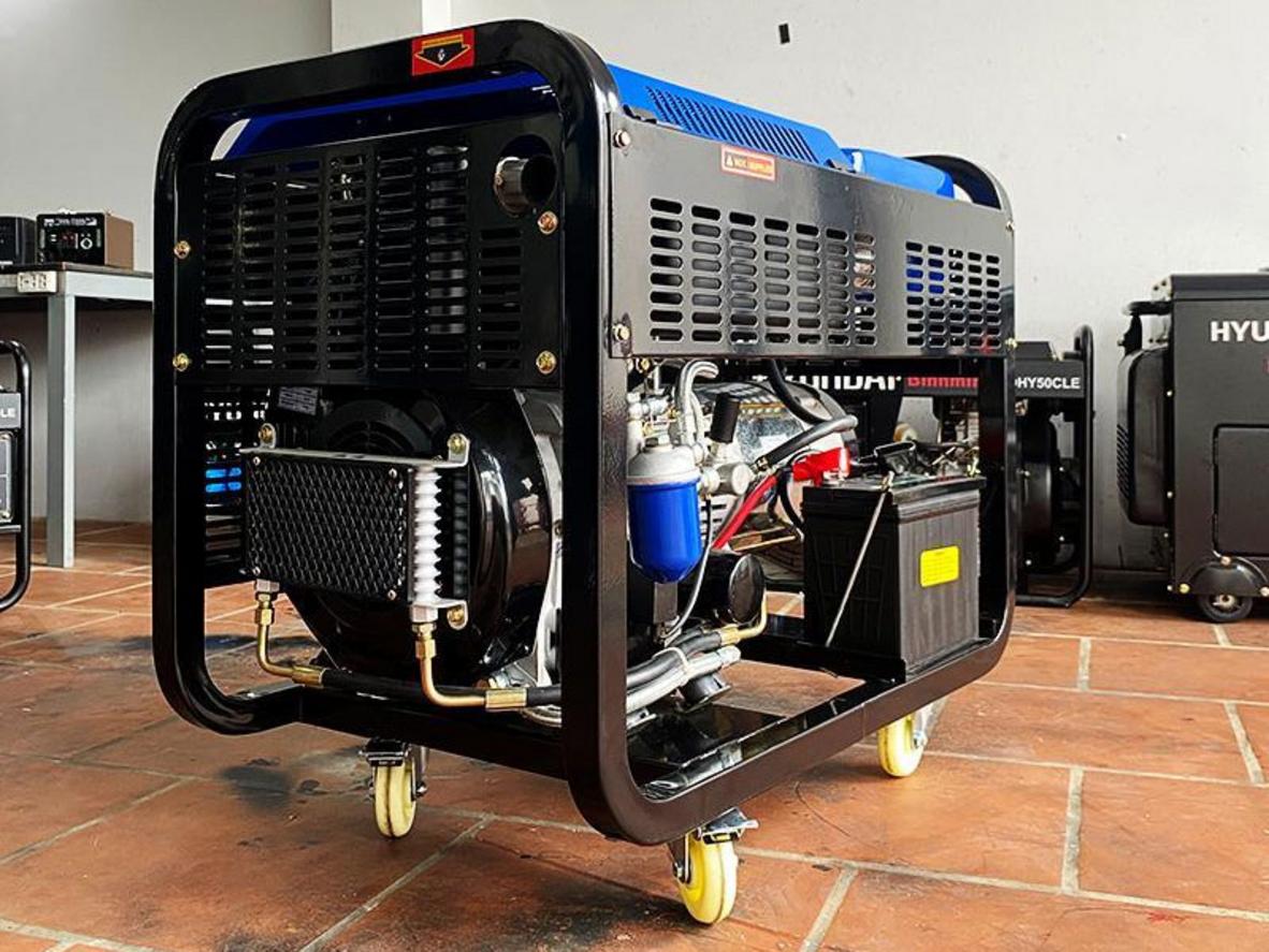 Động cơ diesel 836cc giúp Hyundai DHY12500LE vận hành bền bỉ trong thời gian dài.