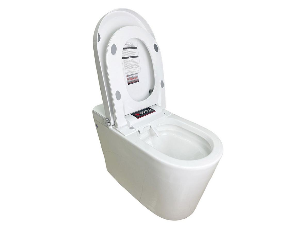 Nắp đóng mở tự động giúp Nikko C1805S2 sạch hơn và tiện hơn mỗi lần sử dụng.