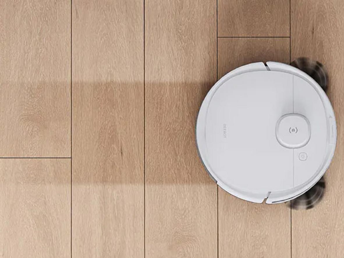 Ecovacs Deebot N8 Pro Plus hút và lau đồng thời, phù hợp nhà bận rộn cần dọn đều mỗi ngày.