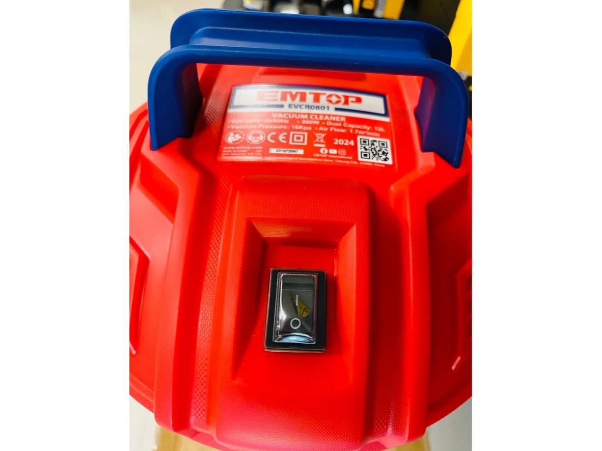 800W và 16KPa giúp Emtop EVCR0801 hút mạnh, dọn nhanh.