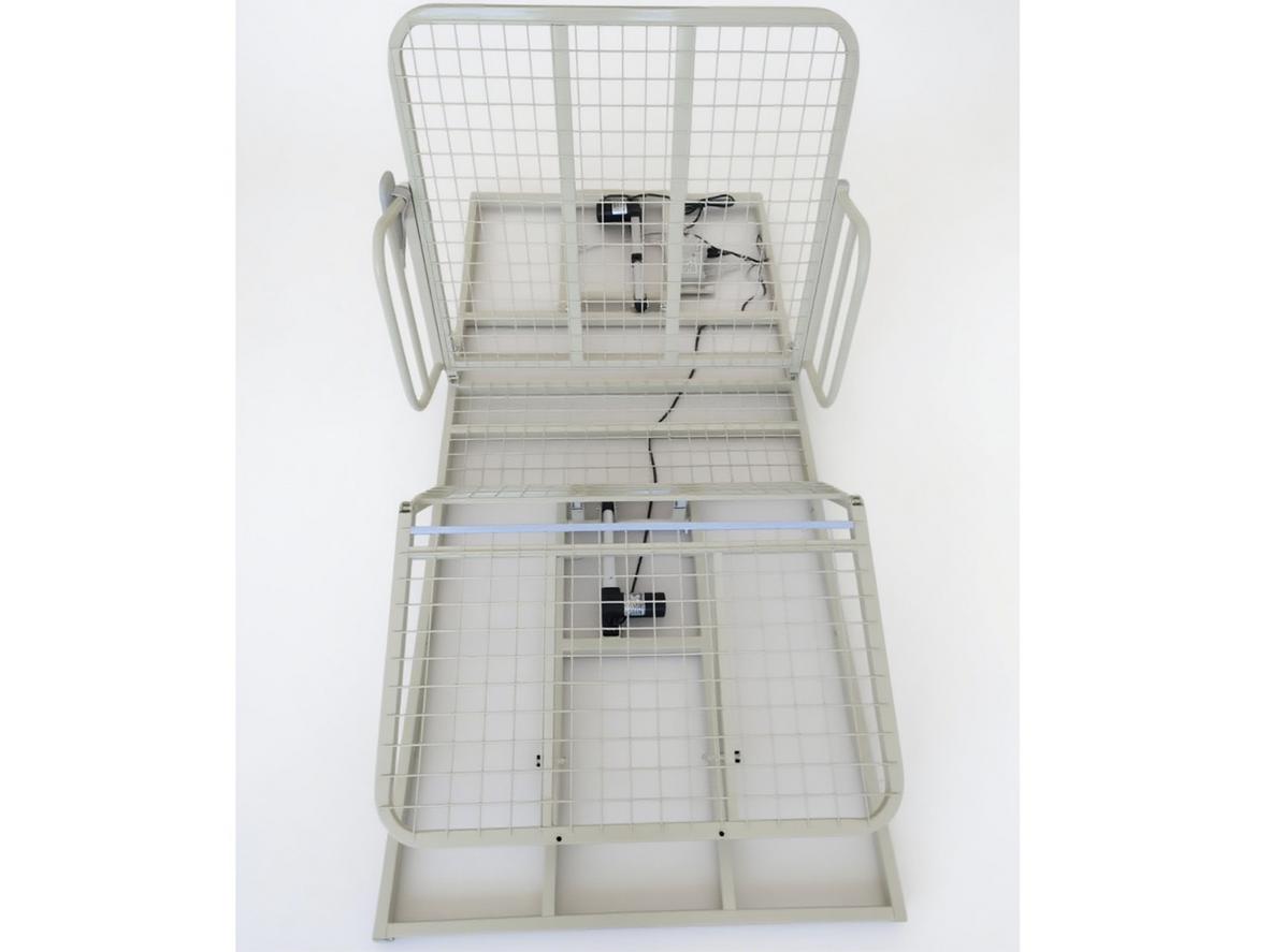Đệm mút dày 8cm giúp nằm êm hơn trong thời gian dài.