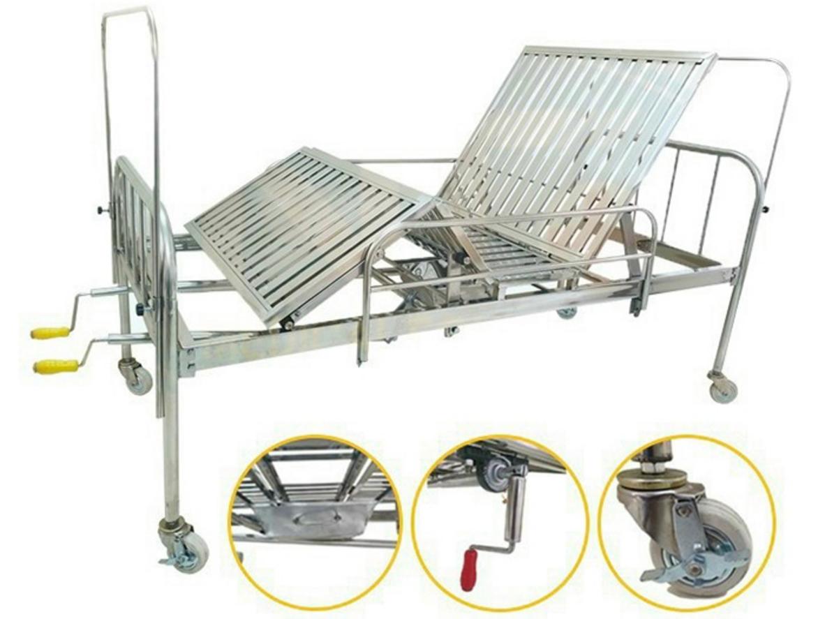 Giường bệnh nhân inox 2 tay quay với 4 bánh xe và thành bên bảo vệ cho chăm sóc tại nhà.