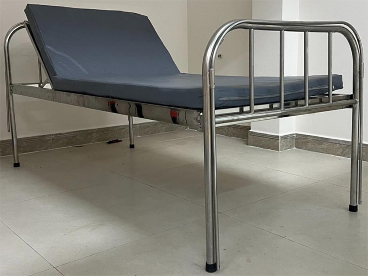 Khung inox hộp 30 x 60 mm và mặt dát hộp giúp giường chắc chắn, phù hợp dùng lâu dài.