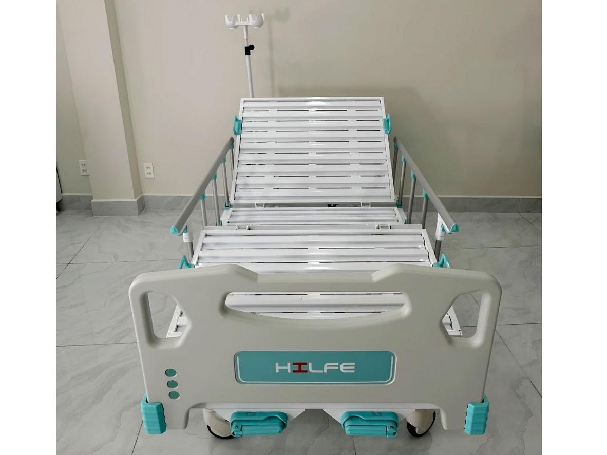 Kích thước 223.6 x 99.4cm giúp dễ bố trí trong phòng bệnh và khu chăm sóc.