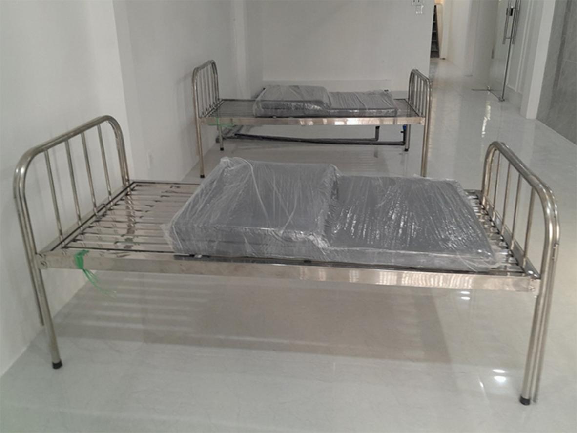 Mặt giường dát hộp kín giúp bệnh nhân nằm lâu ổn định hơn.