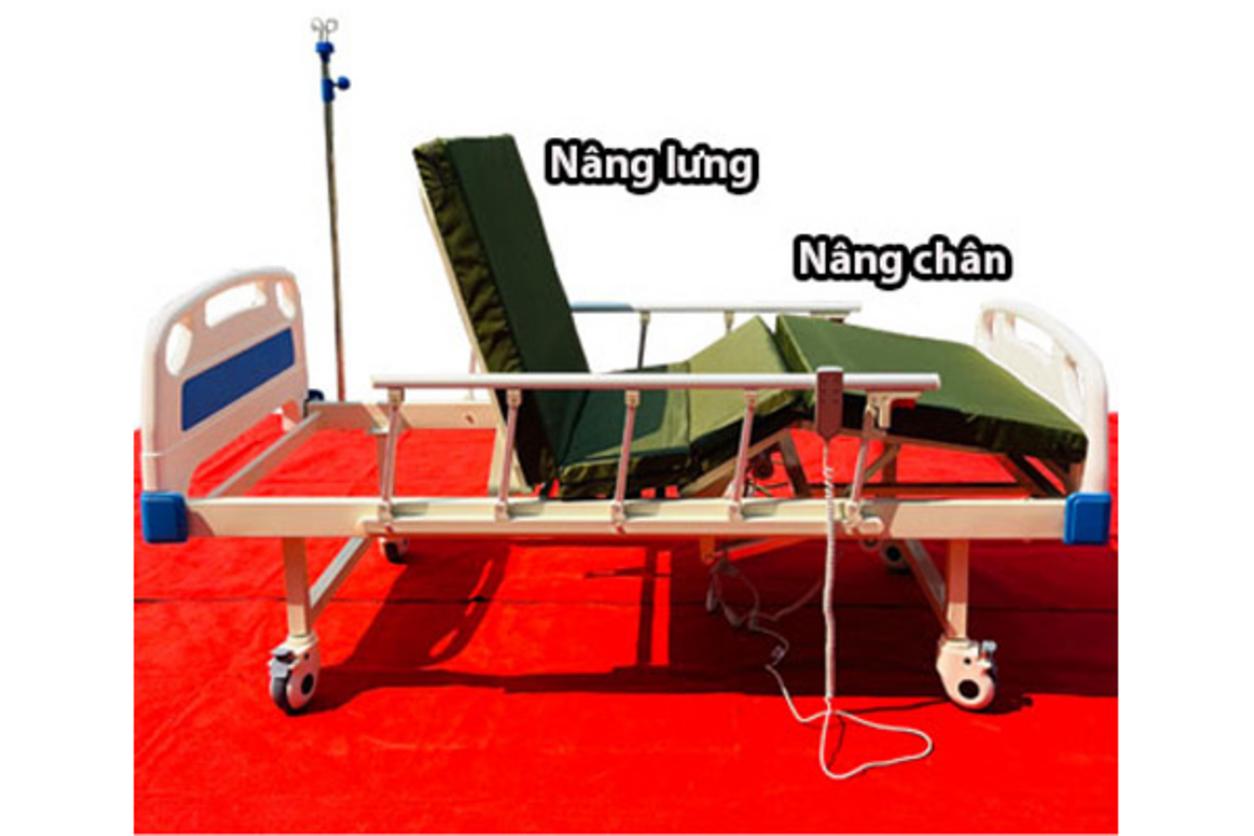 Remote điều khiển từ xa giúp nâng đầu và nâng chân dễ thao tác hơn.
