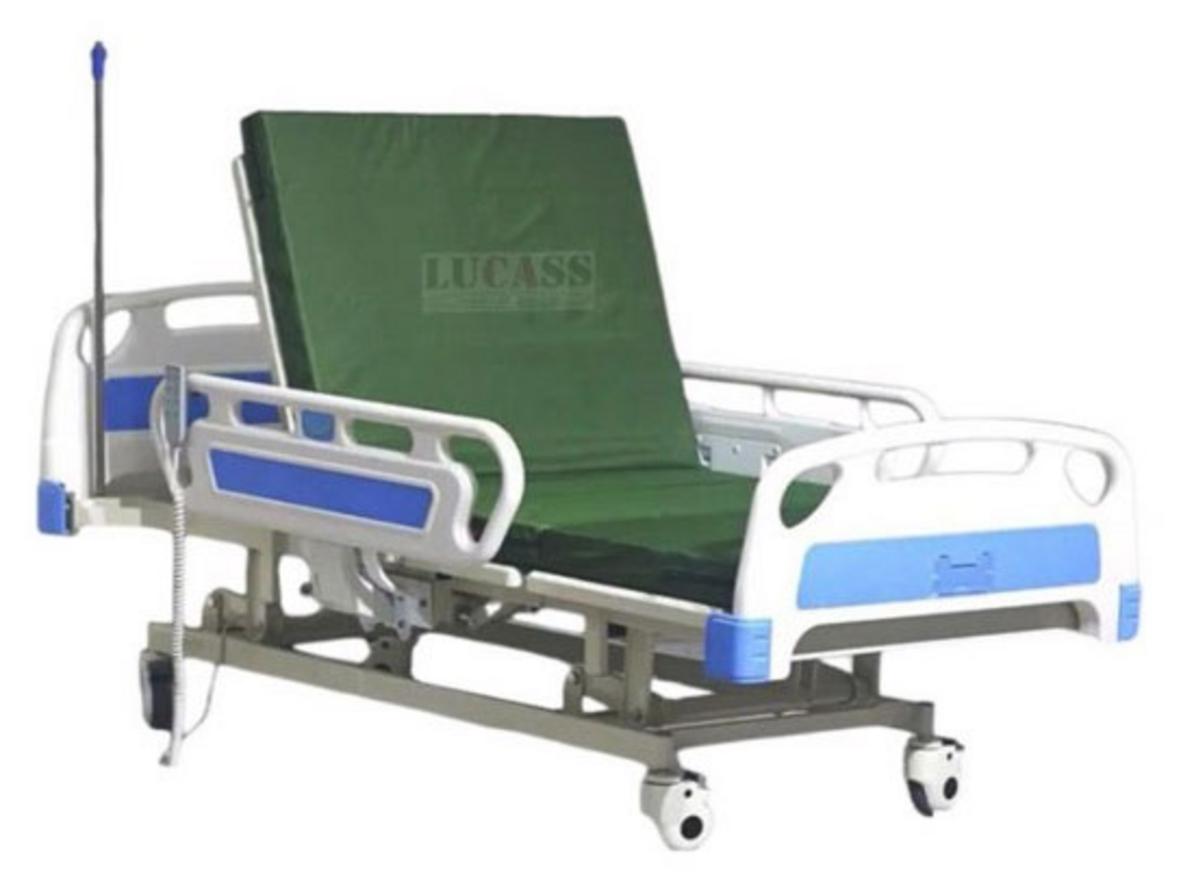 Giường điện 3 chức năng Lucass GB-3E với remote điều khiển, bàn ăn và cọc truyền dịch.