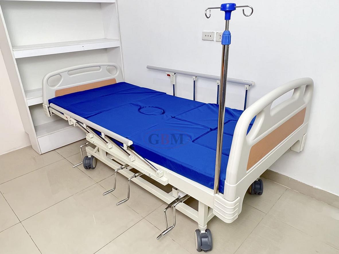 Giường tay quay GBM-092/GBM-092A đa năng cho chăm sóc tại nhà và người bệnh hạn chế vận động.