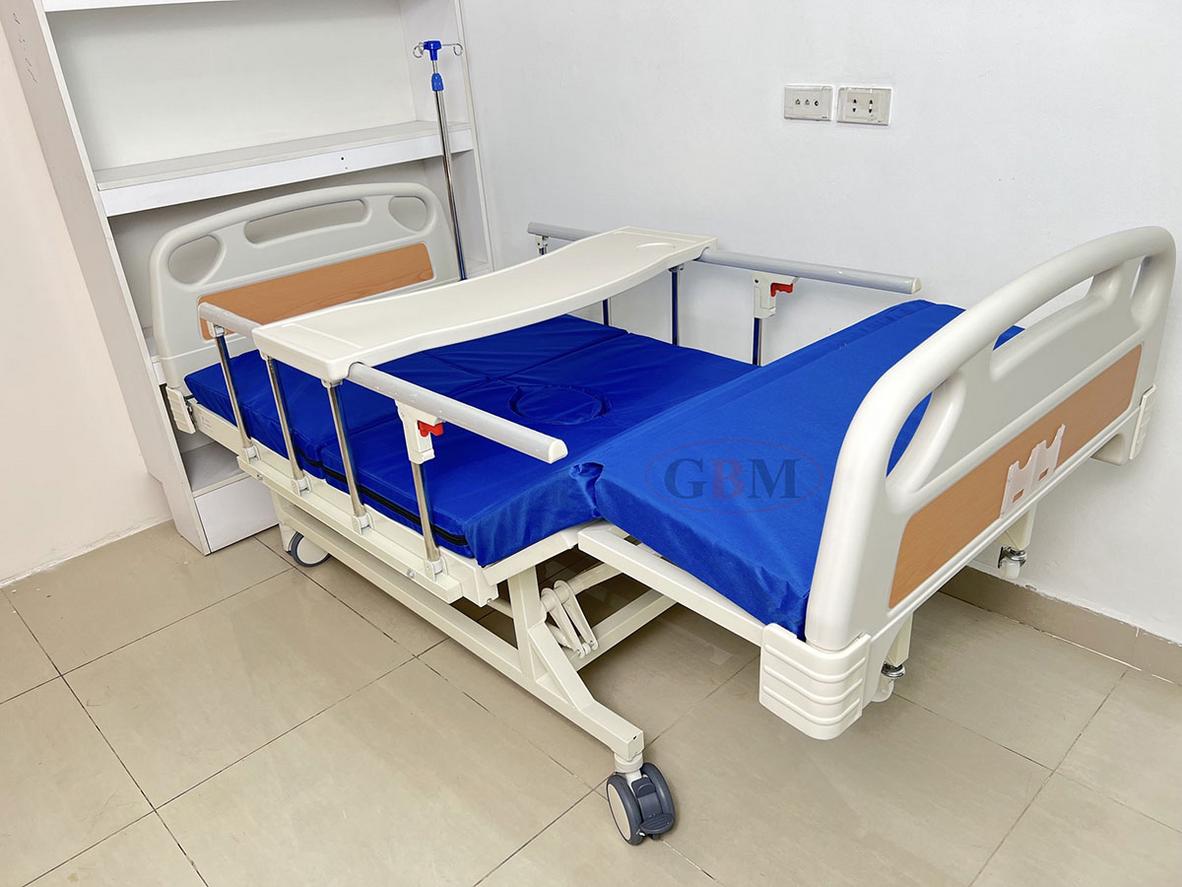 Khung giường chắc chắn, tải trọng tối đa 300kg, phù hợp chăm sóc người bệnh tại nhà.