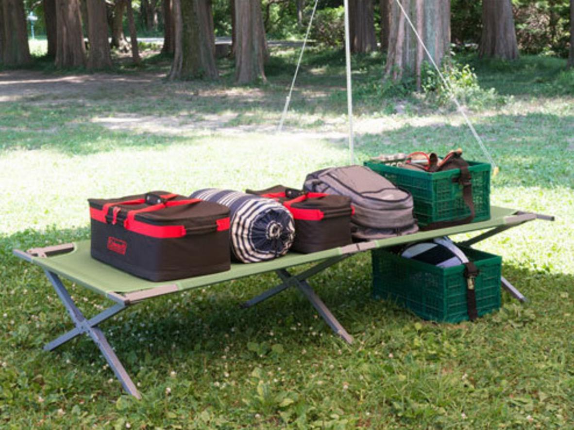 Khung thép và vải polyester tạo độ vững cho giường xếp camping Coleman.