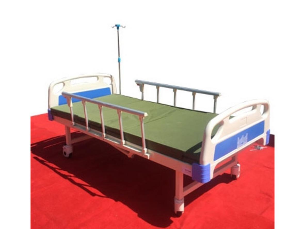 Giường y tế 2 tay quay Lucass GB-C2 (GB-2A) với khung sắt sơn tĩnh điện, tải trọng 300kg.