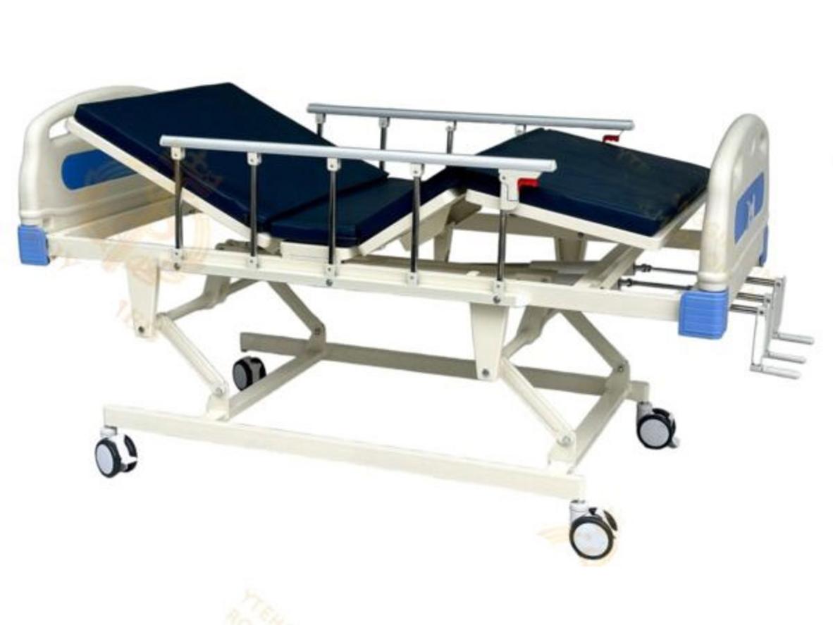 Giường y tế điều khiển 3 tay quay Royalmed GHG-3 với nệm giường và 4 bánh xe di chuyển.