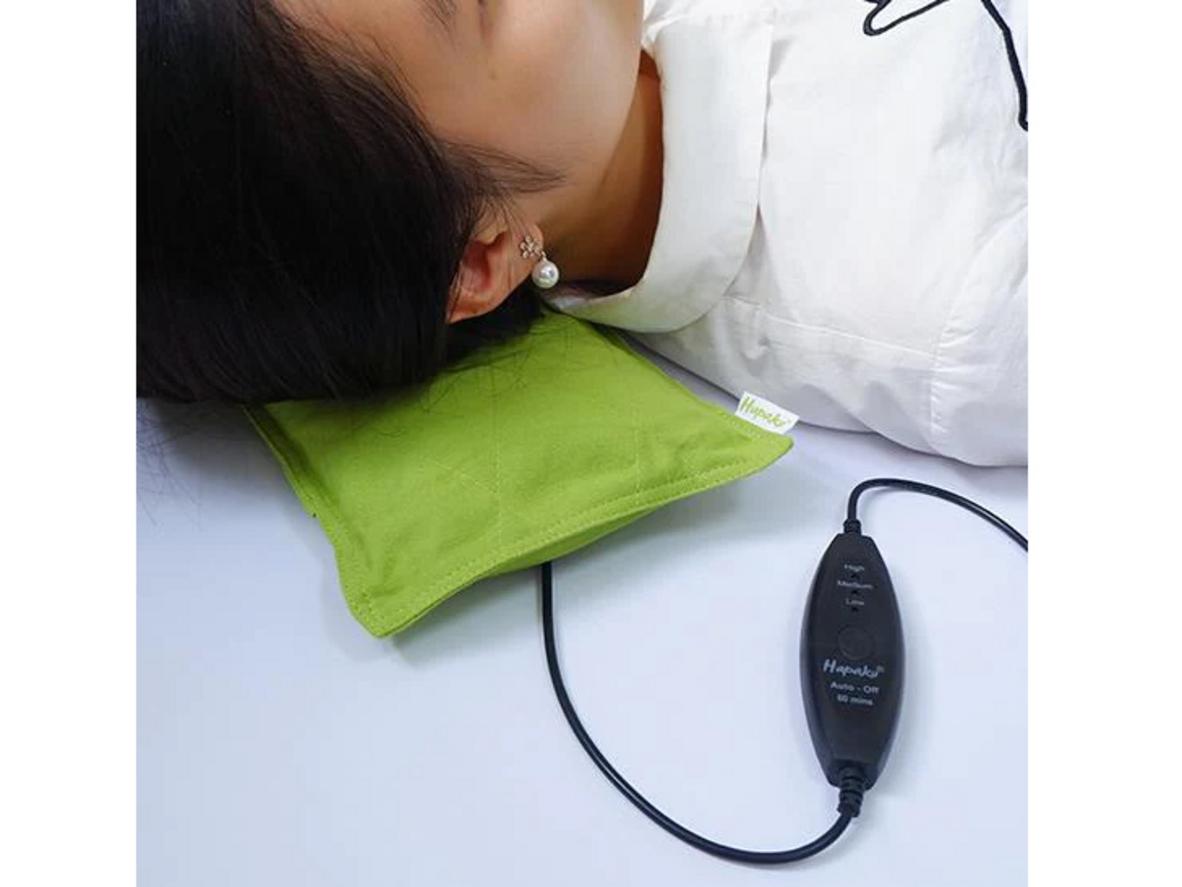Lõi thảo dược tự nhiên của gối Hapaku cho cảm giác ấm dịu khi chườm.
