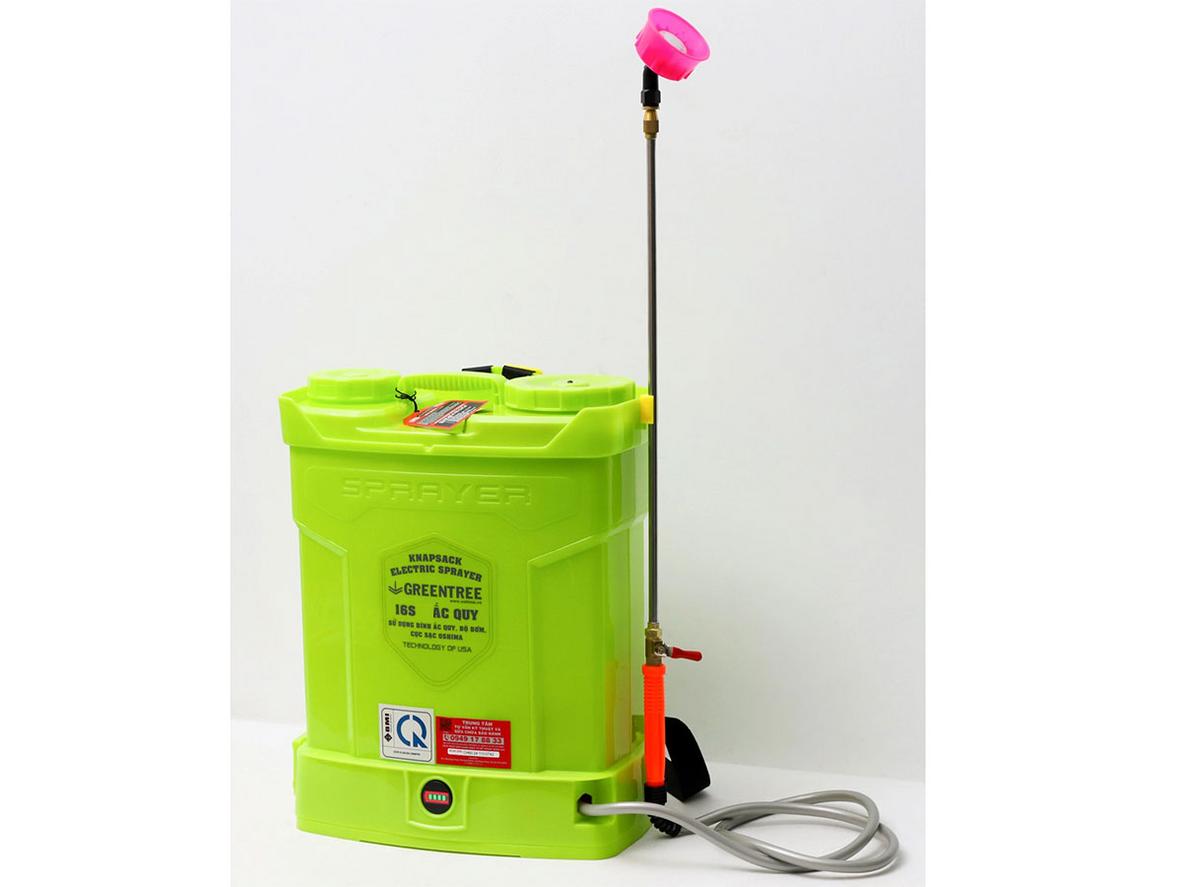 Cần phun inox và dây đeo bản lớn giúp thao tác bền bỉ, đeo êm hơn.