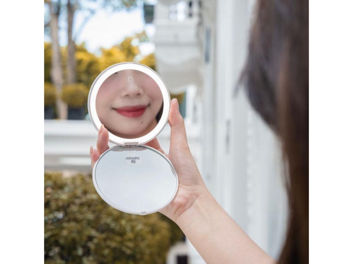 24 bóng LED và CRI 97 cho ánh sáng chân thực, hỗ trợ makeup chuẩn màu.