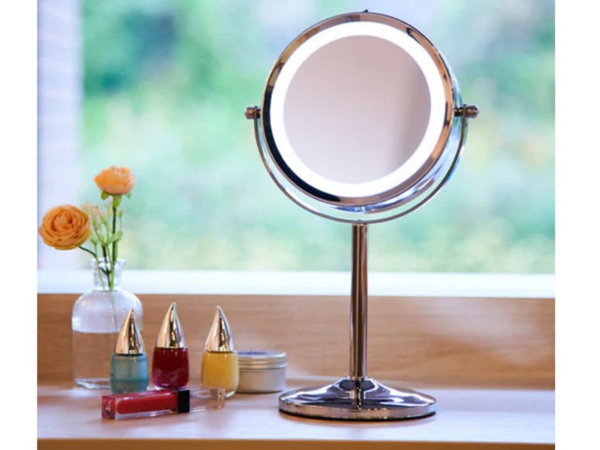 Gương đèn led trang điểm để bàn MotoM GST014 nhỏ gọn, soi chi tiết chuẩn cho makeup tại nhà.
