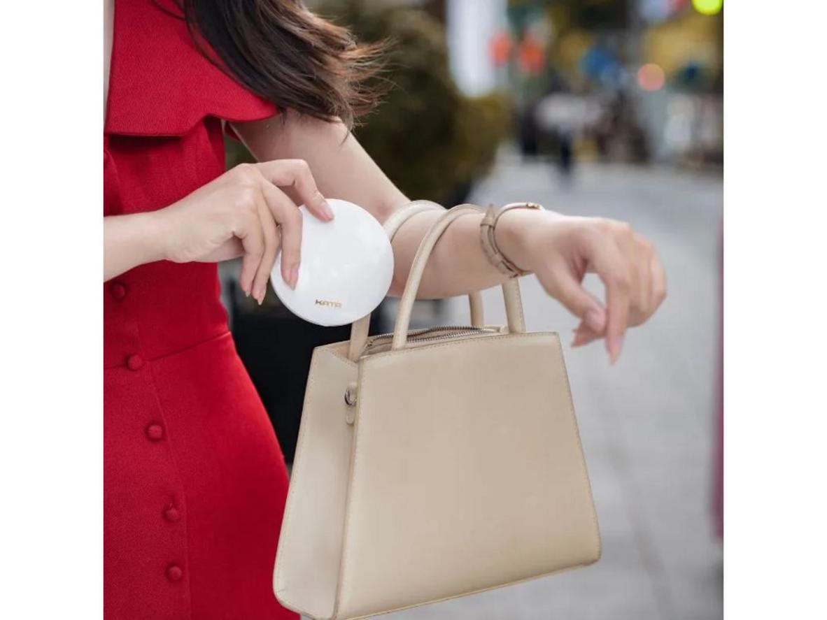 Gương 5X giúp soi chi tiết vùng mắt, mày và viền môi chính xác hơn.
