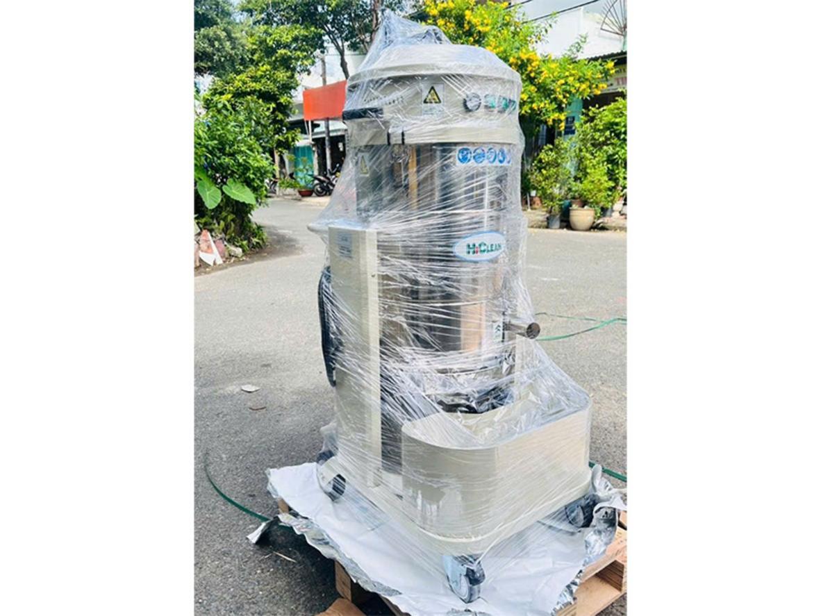 Thùng chứa 65 lít giúp máy làm việc lâu hơn trước khi cần đổ bụi.