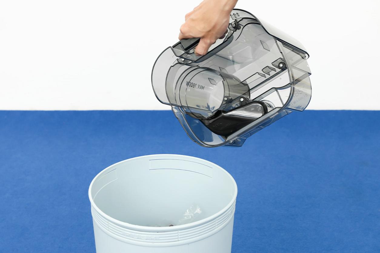 Hộp bụi 2.2 lít giúp giảm tần suất đổ bụi trong quá trình sử dụng.