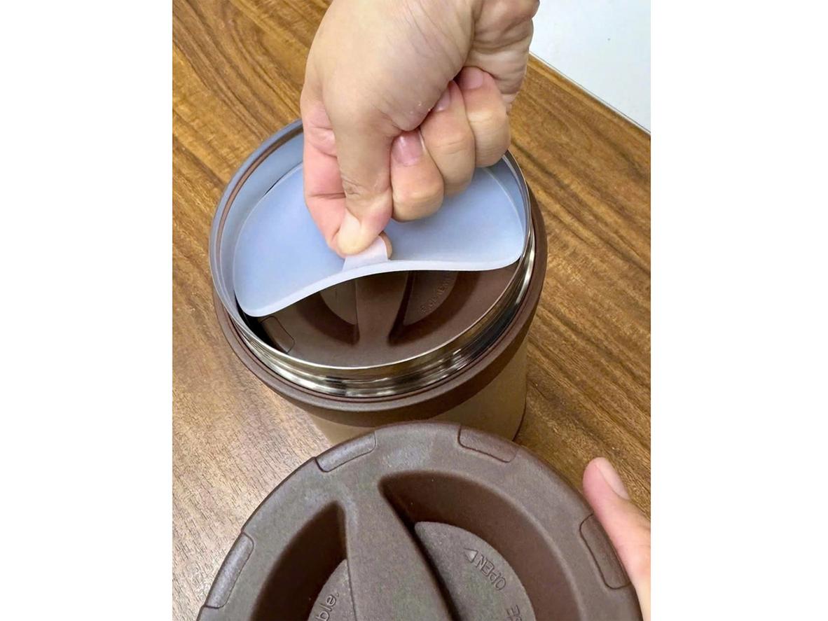 Cấu tạo 3 ngăn của Hộp cơm giữ nhiệt Kaiyo 1600ml giúp chia món rõ ràng.