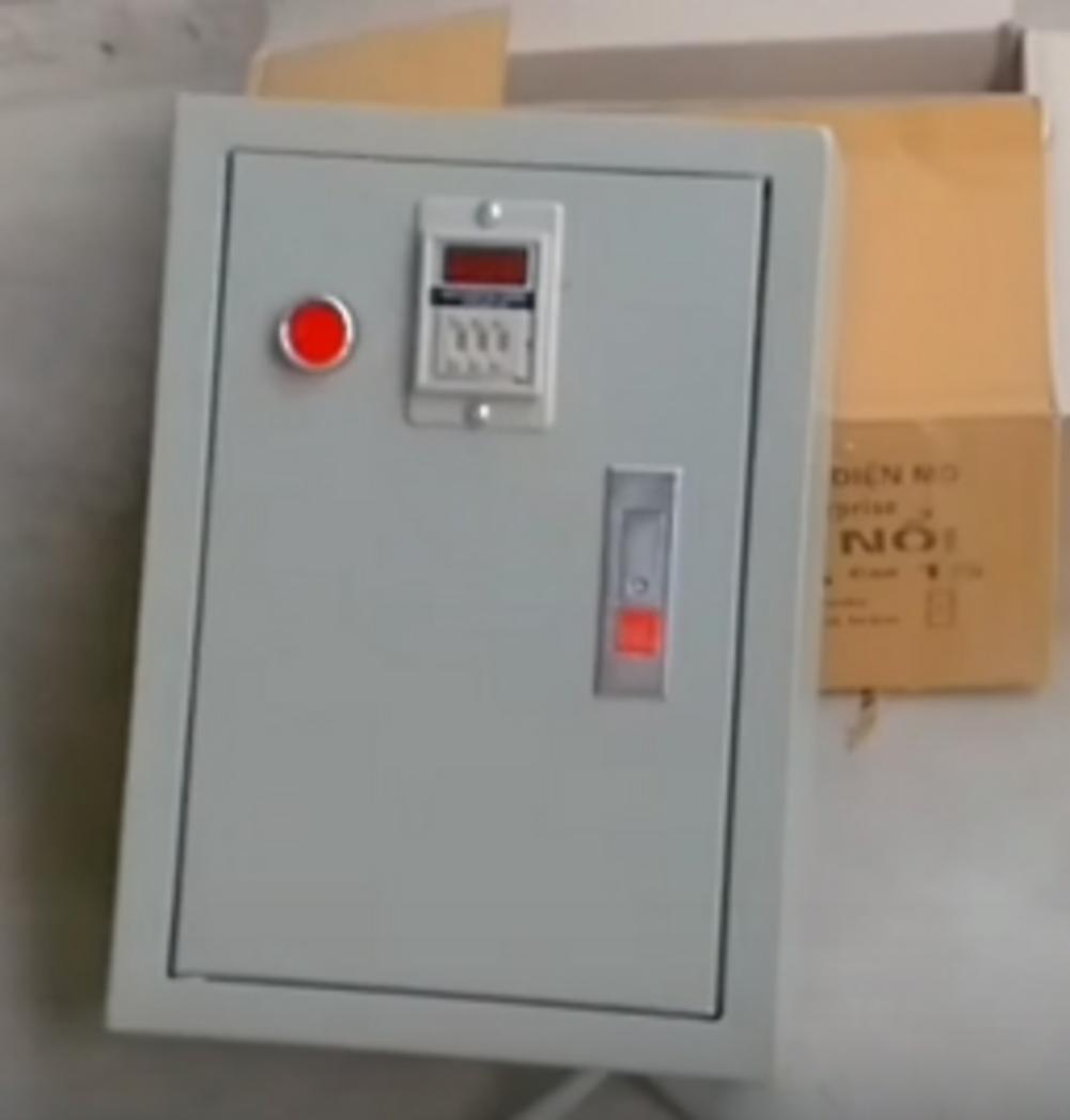 Hộp điều khiển điện của tủ cơm công nghiệp giúp cài giờ chuẩn và vận hành ổn định trong bếp công nghiệp.